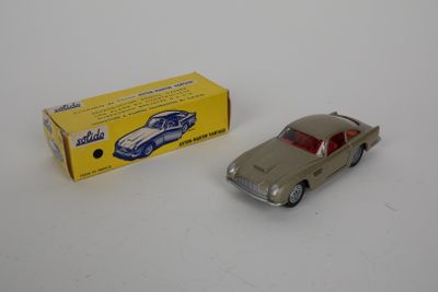 une petite voiture et une boîte posées sur une table