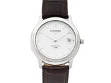 gros plan d'une montre sur une surface blanche avec un bracelet marron