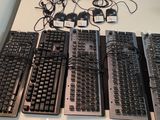 beaucoup de claviers posés sur une table