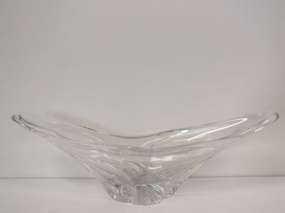 un saladier en verre posé sur une table, avec un mur blanc en arrière-plan