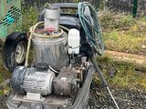 une machine posée par terre à côté d'une poubelle
