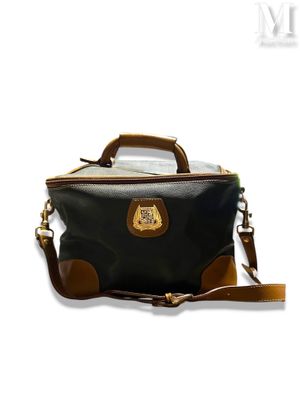 un sac noir avec une poignée marron sur fond blanc