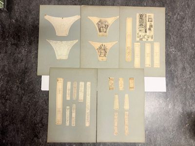 plusieurs feuilles de papier présentant divers motifs, posées sur une table
