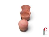 une petite chaise et un petit pouf posés sur une surface blanche