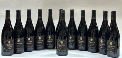 six bouteilles de vin sont alignées sur une table