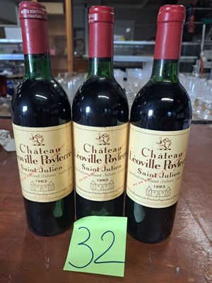 trois bouteilles de vin posées sur une table, à côté d'une étiquette de prix