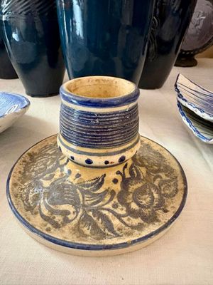 un vase bleu et blanc et une assiette bleue et blanche posés sur une table