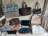 de nombreux sacs et sacs à main posés sur un banc blanc
