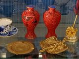 une vitrine en verre dans laquelle sont exposés divers vases