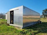 une petite structure métallique située au milieu d'un champ