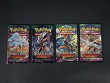 trois paquets de cartes à collectionner Pokémon posés sur une table