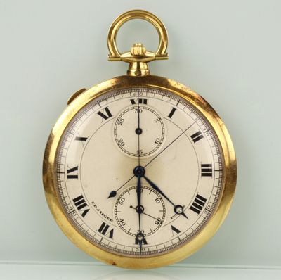 une montre de poche en or avec des chiffres romains sur le cadran