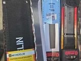 les nombreux types d'outils qui se trouvent sur la table