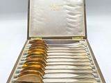 un ensemble de six cuillères en argent plaqué or, présentées dans un coffret