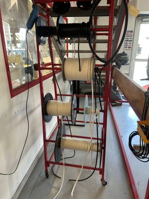 une photo d'une pièce avec une échelle sur laquelle sont accrochés de nombreux câbles