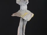 statue d'une femme en train de lire un livre, coiffée d'un chapeau