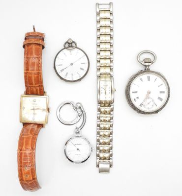 un assortiment de montres et une montre-bracelet posées sur un fond blanc