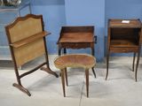 trois meubles exposés dans une pièce