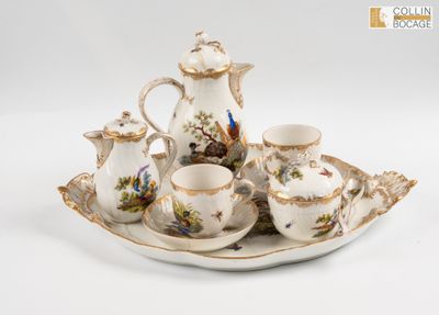 un plateau sur lequel sont posés un service à thé et des tasses
