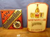 deux enseignes de bière posées l'une à côté de l'autre sur une table en bois