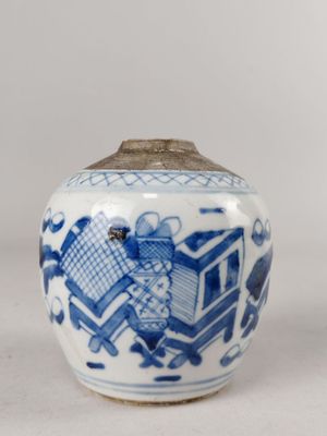 un vase bleu et blanc posé sur une table