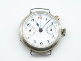gros plan d'une montre sur une surface blanche