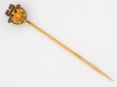un bâton ancien en or orné d'une tête de lion