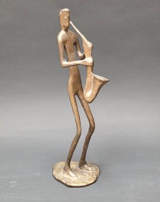 statue représentant un homme jouant du saxophone et une femme tenant un sac