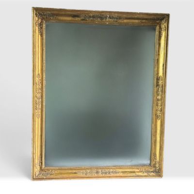 une image d'un miroir encadré d'or sur un fond blanc