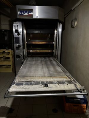 un tapis roulant au milieu d'une cuisine