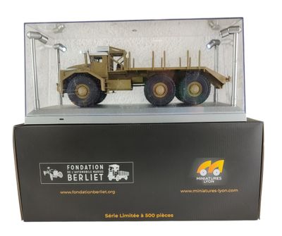 vitrine contenant une maquette de camion militaire
