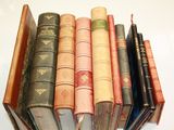 plusieurs vieux livres sont empilés sur une table