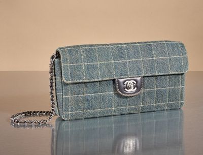 a purse that is sitting on a table with a chain around it