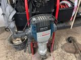 une photo d'une perceuse posée sur un support dans un garage