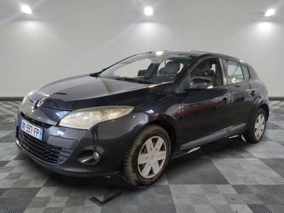 la photo d'une voiture noire garée dans un garage