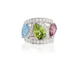 un gros plan d'une bague ornée de trois pierres de couleurs différentes