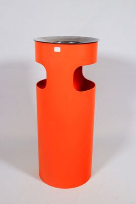 une table orange avec un plateau noir sur fond blanc