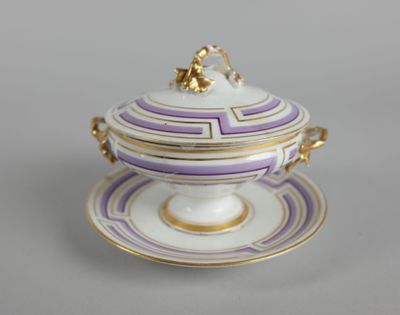 Confiturier à anses sur sa soucoupe en porcelaine blanche, v…