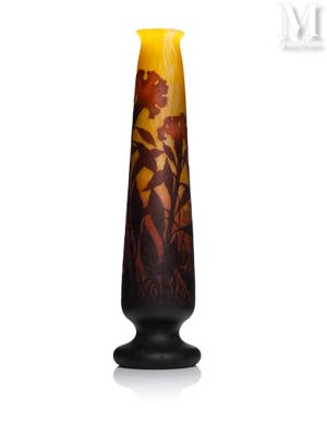 un vase posé sur un support sur une surface blanche
