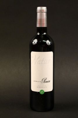 la bouteille de vin est posée sur une surface noire
