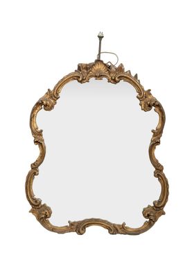 un grand miroir doré orné de sculptures élaborées et d'une croix sur le dessus