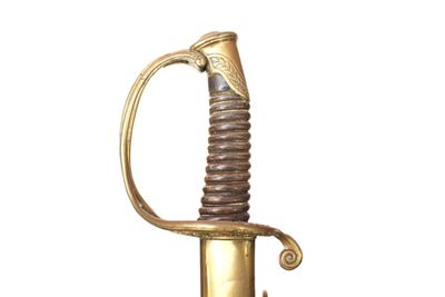 une épée d'aspect très ancien, dotée d'une très longue poignée