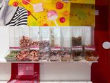 de nombreux types de bonbons exposés dans un magasin