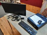 un bureau équipé d'un ordinateur, d'un clavier, d'une souris et d'un écran