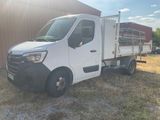 un camion blanc garé dans l'herbe