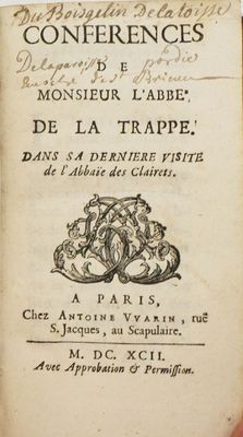 un vieux livre écrit posé sur une table