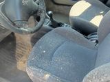 une voiture sale, avec la portière ouverte et le tableau de bord rabattu