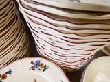de nombreuses assiettes et bols empilés les uns sur les autres