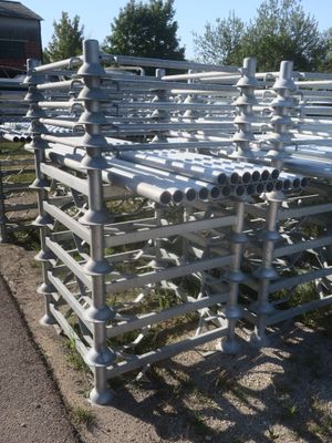 de nombreux tuyaux alignés au bord de la route