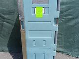 une photo d'une armoire de rangement bleue sur laquelle est collé un autocollant vert